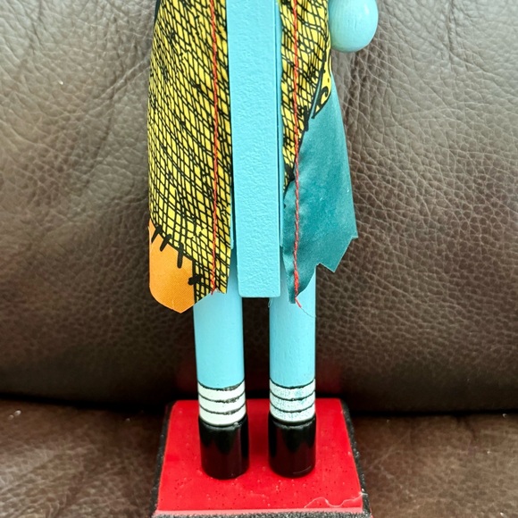 Sally in Santa Hat with Gift Wooden Nutcracker - A Nightmare Before Christmas - Picture 10 of 13